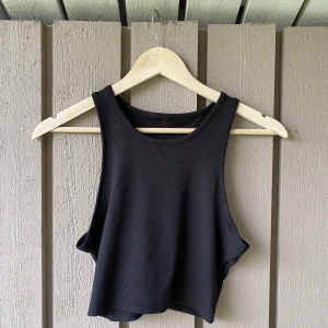 Linne - Linne som aldrig kommer till användning pga för litet! I hopp om att kunna använda det är alla lappar borttagna men aldrig använd. Lite kortare vid magen, perfekt festtopp under en kavaj eller liknande😍