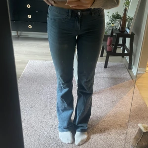 Midwaist bootcutjeans - Säljer dessa jeans som är köpta från Zalando för ett tag sedan💓Materialet är annorlunda från vanliga jeans. Innerbenslängden är 84 cm och sitter perfekt på mig som är 172 cm lång. 