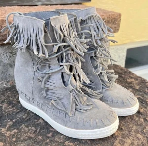 Casadei skor, skor med fransar - Säljer nu dessa snygga isabell marant likande skor från casadei i storlek 38 men passar även 39