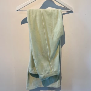 Mintgröna mjukisbyxor  - Mintgröna mjukisbyxor som är wideleg. Köpta på new yorker och bara använd 1 gång. Inte använt dessa på länge🫶🏽säljer därför vidare