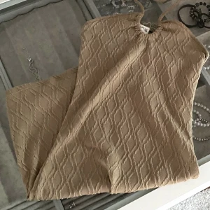 Beige klänning - Aldrig använd, skriv för fler bilder