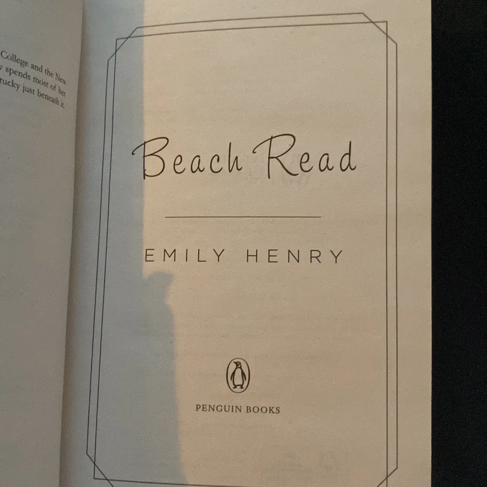 Beach read av emily henry på engelska! Jätte fint skick, nypris 129 men säljer för 90🩷. Övrigt.