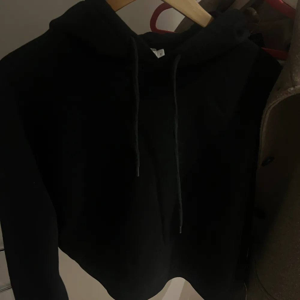 Säljer denna svarta hoodie från nakd då den inte kommer till användning. Väldigt bra skick. . Tröjor & Koftor.