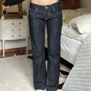 Low waist miss 60 jeans - Jättefina långmidjade jeans från miss 60. Jeansen är i fint skick men har tyvärr blivit lite korta på mig som är 174 cm. Köparen står för frakten🤗