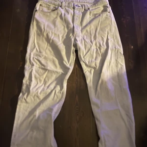 Levis 501 - Detta är ett par 501 som jag nästan aldrig använt eftersom de har varit alldeles för stora. Inte en ända defekt bara lite skrynklig men går såklart att stryka. Ser ut som vita men skulle säga nån stans mellan grå och vit. Mer baggy än vanligt. 