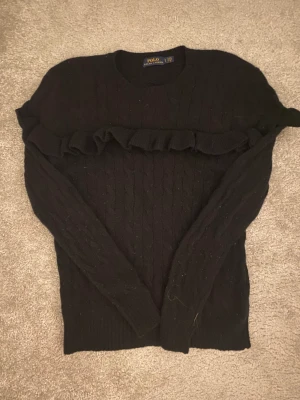 Volangtröja - Svart tröja med volanger från Ralph Lauren, säljes då den är för stor. Storlek M och väldigt fint skick, skön 💞