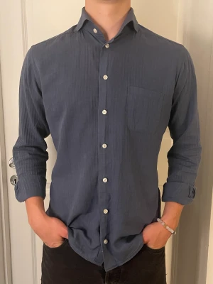 Mycket bekväm och snygg märkesskjorta.  - En bra skick Etonskjorta säljes med stor rabatt från nypris. Utmärkt skjorta för daglig användning samt finare tillfällen.  Storlek M 100%bomull  Nypris 1299kr 