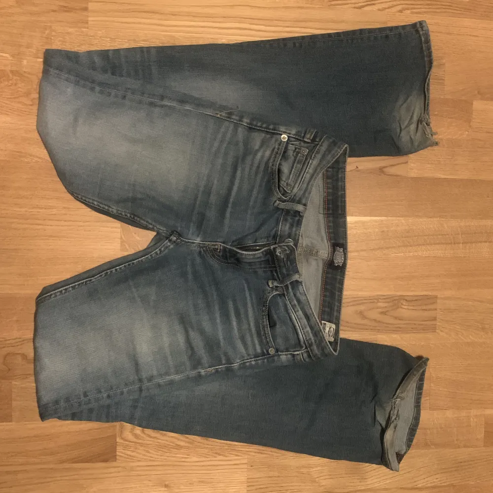 Jätte snygga lågmidjade Crocker jeans💗Ganska slitna längst ned men inget som syns då de är ganska långa💗Jag är 164cm💗💗. Jeans & Byxor.