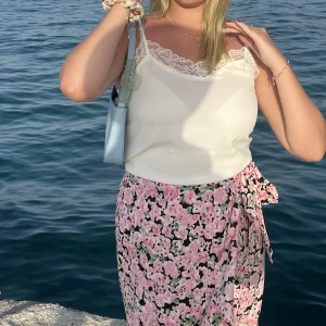 Fin kjol från Gina Tricot  - Säljer denna jättefina kjol från Gina Tricot, i storlek M. Men den är ganska justerbar då man knyter den själv (men finns knapp också). Använd cirka tre gånger. I bra kvalitet! Pris kan diskuteras 🩷 köparen står för frakten