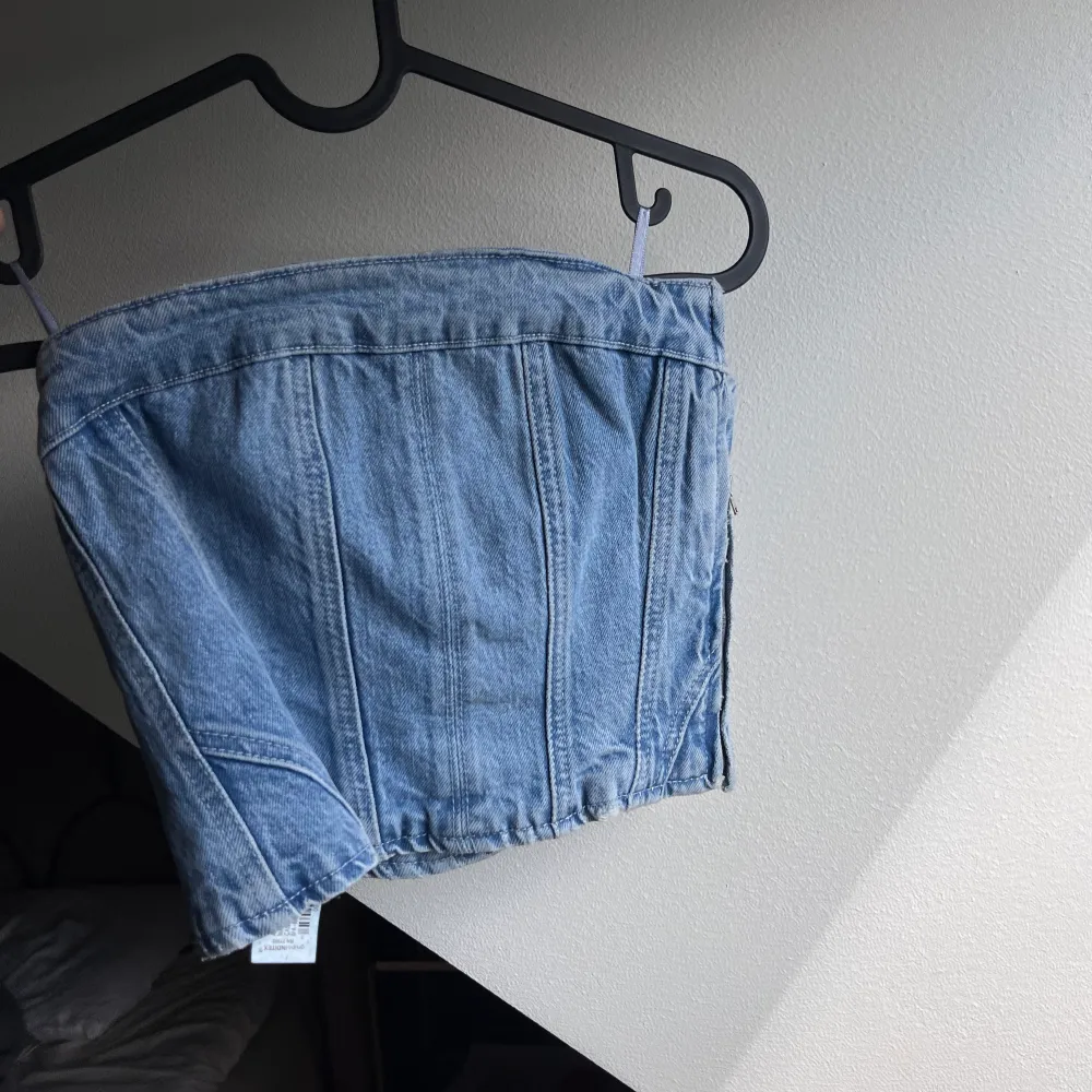 Jeans tubtopp från zara aldrig använd, storlek xs 🩵. Toppar.