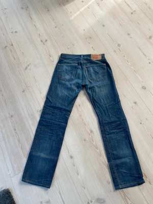 Levis 501 Straight - Ett par Levis 501 Straight i mörkblå. Väl använda, dock utan fläckar eller andra skador.