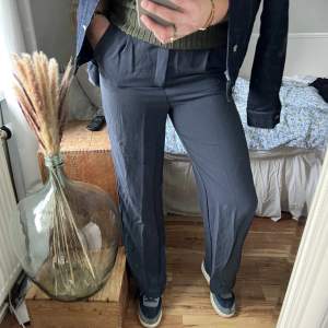 Coola kostymbyxor från Zara i blå/grå färg✨ storlek L och perfekta i längden för mig som är 1,76