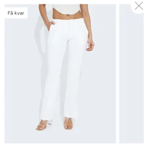 Vita kostymbyxor  - Säljer mina low Waist vita kostymbyxor från bikbok, används några gånger skriv för bilder💕(lånade bilder)