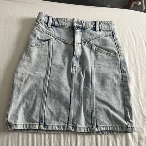 Jeanskjol - Super fin jeanskjol som tyvärr är för liten för mig! Storlek 34