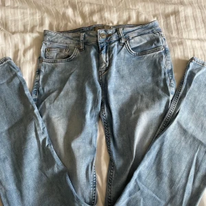 LTB JEANS - säljer nu mina jätte fina lågmidjade LTB jeans, Jeansen är i jätte fint skick och inga täcken på skador💗