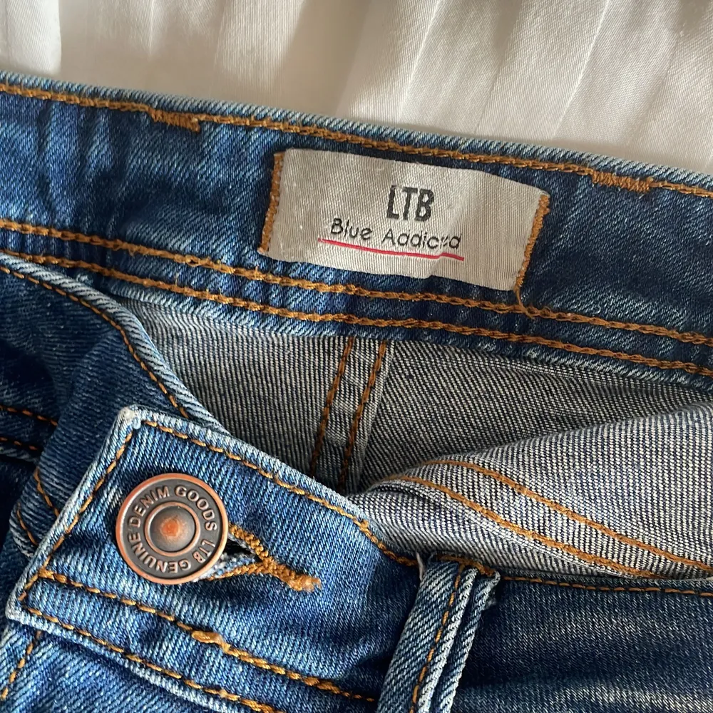 Säljer nu mina jätte fina mörk blå lågmidjade LTB jeans. Nyskick, säljer pågrund av att dom är för stora💗. Jeans & Byxor.
