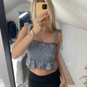 Rutig topp  - Säljer min superfina rutiga topp som tyvärr inte kommer till användning längre! Använd fåtal gånger så är i nyskick🖤🤍Säljer för 100kr + frakt 