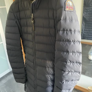 Parajumpers - Parajumpers jacka i modellen irene, färg marinblå. Strl XS men passar även S, bra skick! 💙