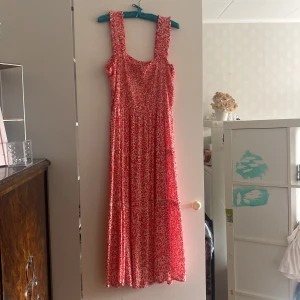 Vero Moda klänning - Klänning är ny skick använt 1 gång!