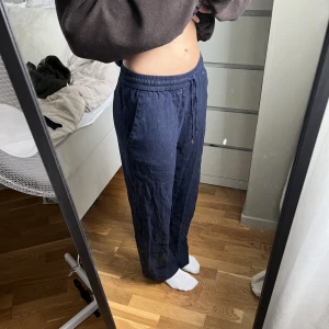 Linnebyxor - Säljer ett bar marinblåa linnebyxor från zara i storlek xs💕