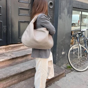 Väska - Säljer denna jättefina väskan ifrån designbysi eftersom den inte kommer till användning 💌 Den är helt oanvänd. Perfekt väska som rymmer mycket tex dator🤩 pris + frakt 🚚 och priset kan diskuteras ❤️🔥 nypris 600kr men säljer för 450 kr 