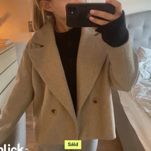 Kort kappa  - Säljer denna kappa som är perfekt till hösten💋Inga defekter, hör av er vid frågor (inte min bild) ❗️Lägg bara bud om ni är säkra på att köpa❗️Den ligger fortfarande på 350kr 