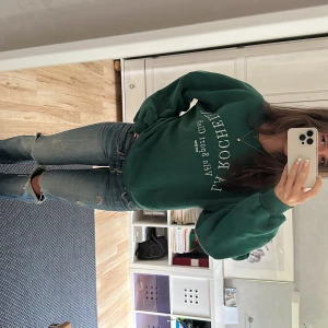 Söt hoodie - Söt hoodie i mörkgrön färg⭐️ knappt använd i nyskick  Storlek S men skulle säga att den är lite over size och passar även M och säkert fler storlekar!