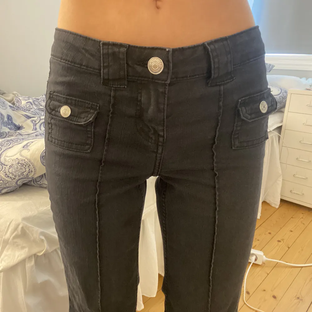 Super snygga jeans från hm😍 stretchiga i materialet! Jag är 158cm. Midjemått på byxorna rakt över 34cm och innerbenslängd 80cm💗(säljer inte direkt innan budgivningen är avslutad) . Jeans & Byxor.