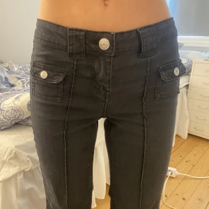 Hm jeans  - Super snygga jeans från hm😍 stretchiga i materialet! Jag är 158cm. Midjemått på byxorna rakt över 34cm och innerbenslängd 80cm💗(säljer inte direkt innan budgivningen är avslutad) 