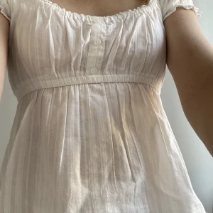 Hm blus  - Jättefin blus från hm som nästan är oanvänd, helt slutsåld!💕