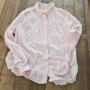 Lite skrynklig men superfin 🙂  Rosa klassisk skjorta från Levis i storlek M. Nypris 799.