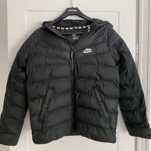 Nike Jacka 147-158 cm (L) - Vinterjacka i fint skick från Nike i storlek 147-158. Inga skador.