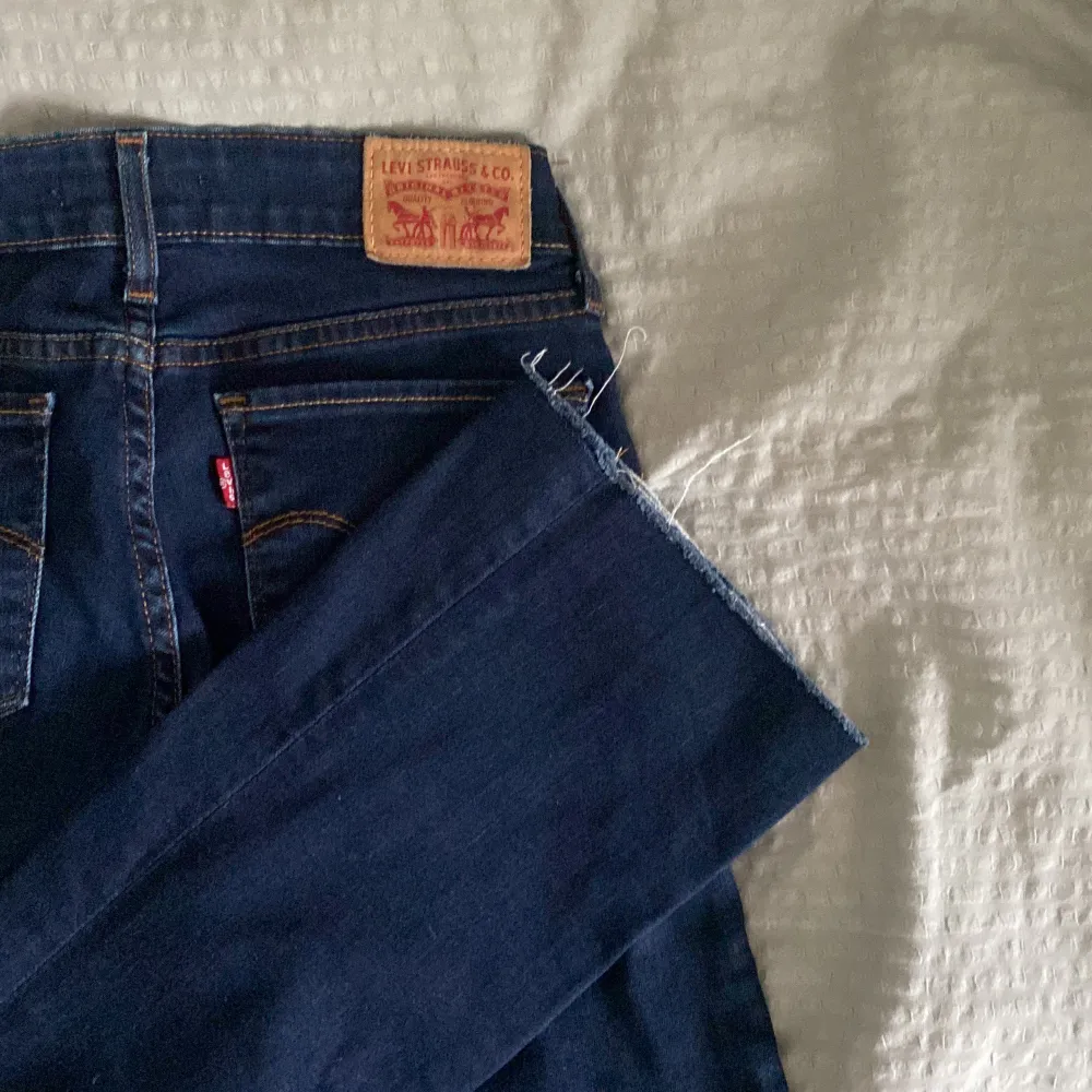 Ursnygga blå Levis jeans som är lågmidjade och har bootcut. För korta för mig därav säljer jag dom. Aldrig använda. . Jeans & Byxor.