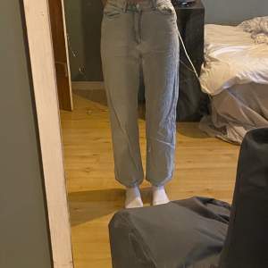 Säljer nu mina fina jeans 🥹 De är använda men väl omhändertagna! Storlek 34 och i modellen Hanna från Lindex. Jag är 1,70 och de sitter perfekt (möjligen skulle de passa bättre på kortare). Tveka inte en sekund på att kontakta mig vid frågor 🩷Nypris 499