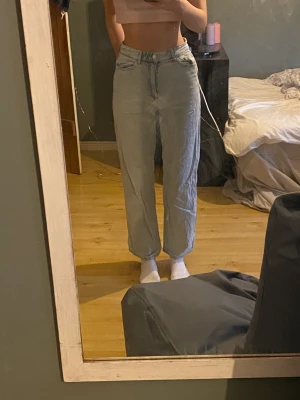 Hanna jeans  - Säljer nu mina fina jeans 🥹 De är använda men väl omhändertagna! Storlek 34 och i modellen Hanna från Lindex. Jag är 1,70 och de sitter perfekt (möjligen skulle de passa bättre på kortare). Tveka inte en sekund på att kontakta mig vid frågor 🩷Nypris 499