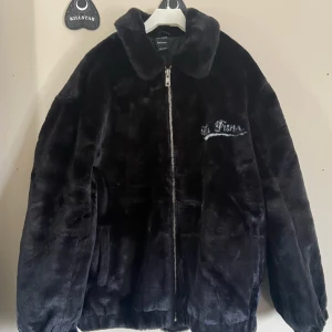 Oversize pälsjacka - Urban Outfitters svart fuskpäls jacka med fickor. Bra skicka, använd ett fåtal. Storlek L, oversize fit. Väldigt skön✨