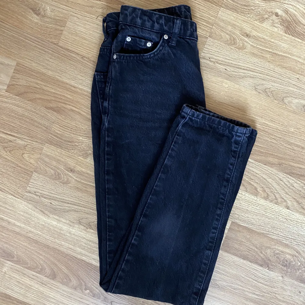 Stentvättade svarta jeans i fint skick från Gina Tricot i strorlek 34 men är mer som en strl 36. . Jeans & Byxor.