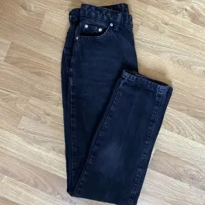 Stentvättade svarta jeans i fint skick från Gina Tricot i strorlek 34 men är mer som en strl 36. 