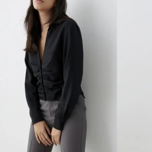 blus - säljer denna superfina blusen ifrån ginatricot! den är endast använd en gång, alltså i nyskick🩷