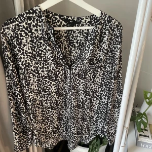 H&M - blus  - En jättefin och skön blus perfekt till vardagen eller en fin  middag. 