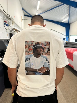 T-Shirt med tryck - Hej, jag säljer tröjor med valfritt tryck på både framsida och baksida. Den som köper väljer en bild som den skickar till mig så trycker jag den på en tröja(vit) Säljs för 300. På bilderna ser ni exempel. Skriv om du är intresserad☺️ 