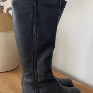Stövlar - Svarta stövlar i äkta skinn. 