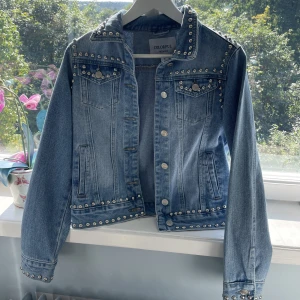 Jeansjacka - Säljer denna ascoola jeansjacka eftersom den var lite mindre än jag hade velat ha den. Helt oanvänd! 