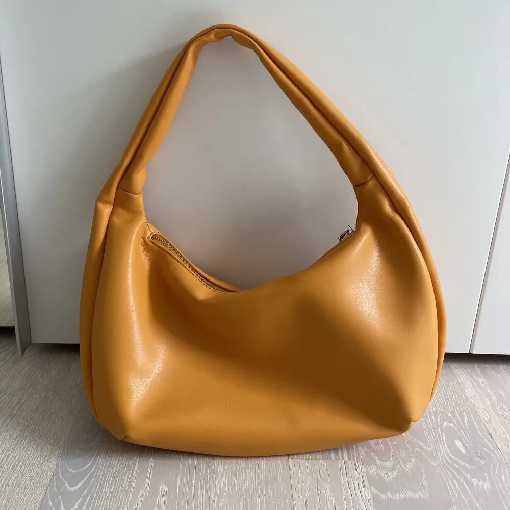 Säljer denna väska i en snygg modell, rymlig och i nyskick! . Väskor.