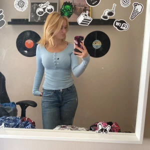 Supersöt U-ringad långärmad T-shirt - Super gullig tröja från Gina i storlek XS, ljusblå, typ aldrig använd, nyskick 