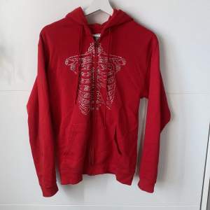 Säljer denna fina rhinestone hoodie med trycket av lungor/revben❤️ Fint skick! Hör av dig för fler bilder eller frågor!😇Köpt hos en instagramsida som säljer denna typ av tröjor💗