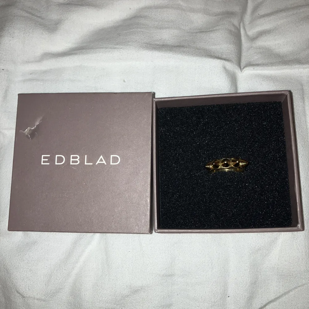 En ring från Edblad som är andvänd väldigt få gånger då jag insåg att jag var silver. Fint skick💕kan tänka mig gå ner vid snabb affär . Accessoarer.
