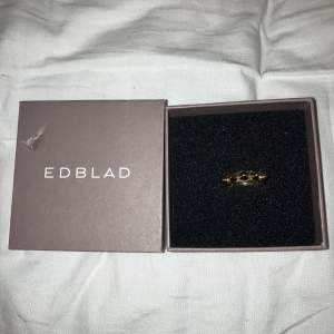 En ring från Edblad som är andvänd väldigt få gånger då jag insåg att jag var silver. Fint skick💕kan tänka mig gå ner vid snabb affär 