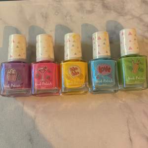 5 st nagellack i olika färger, något nagellack är använt någon gång eller så men inte mer❤️Alla är köpta som ett paket för 89 kr på EKO men jag säljer dem för 5 kr/st eller alla för 20 kr❤️