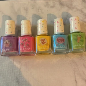 Nagellack - 5 st nagellack i olika färger, något nagellack är använt någon gång eller så men inte mer❤️Alla är köpta som ett paket för 89 kr på EKO men jag säljer dem för 5 kr/st eller alla för 20 kr❤️
